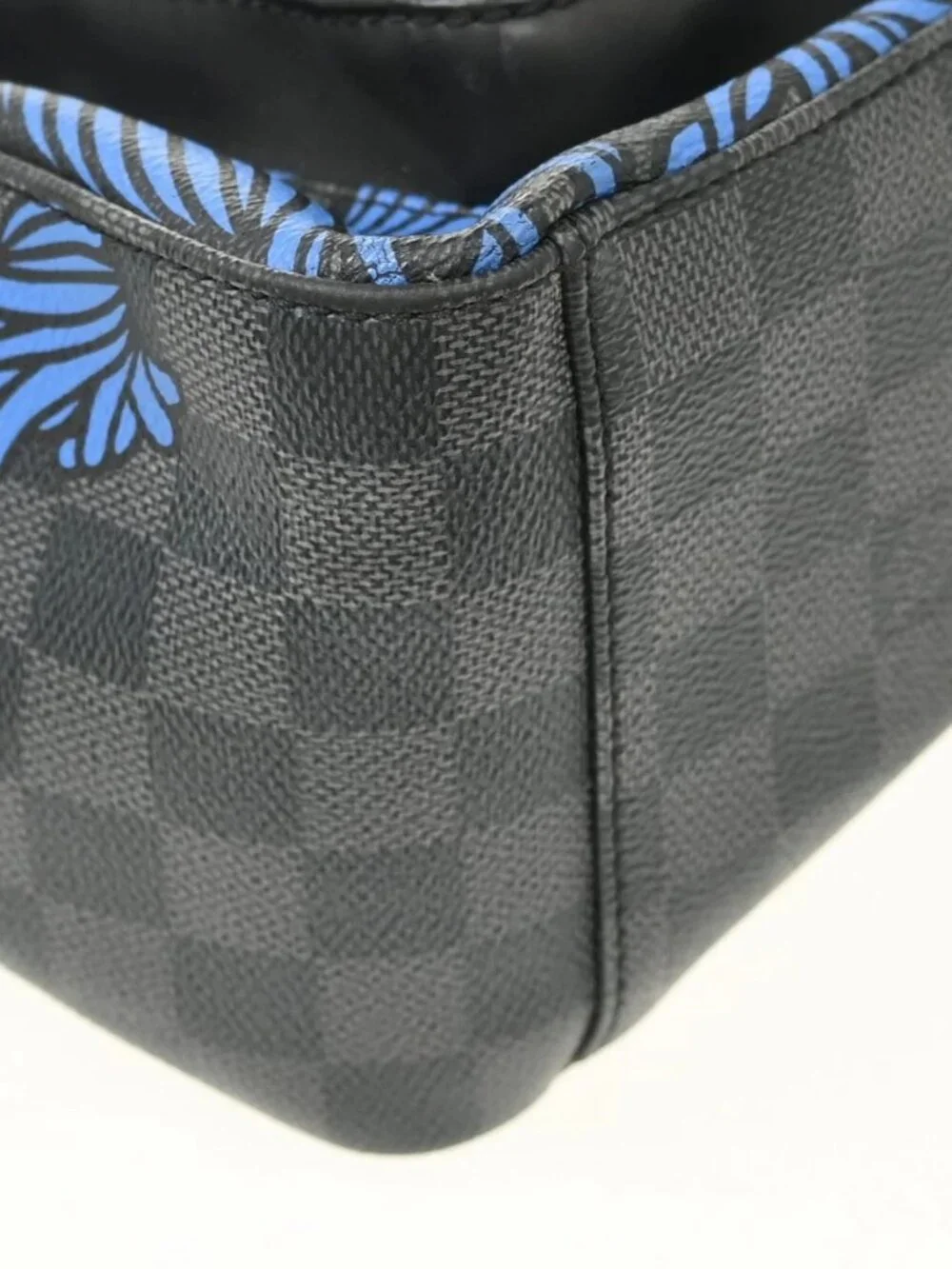Louis Vuitton outside 	ab